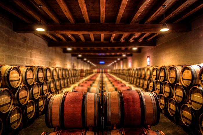 Hầm ủ rượu vang bằng thùng gỗ sồi