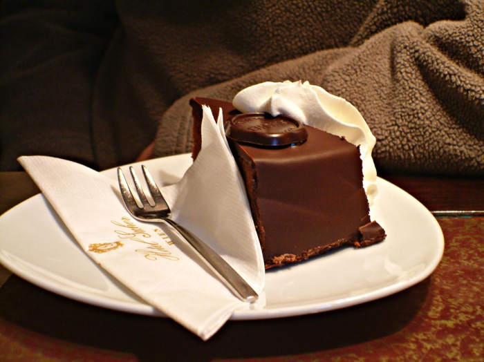 Bánh Sachertore được làm từ chocolate nguyên chất nướng cùng với bơ tan chảy và trứng gà