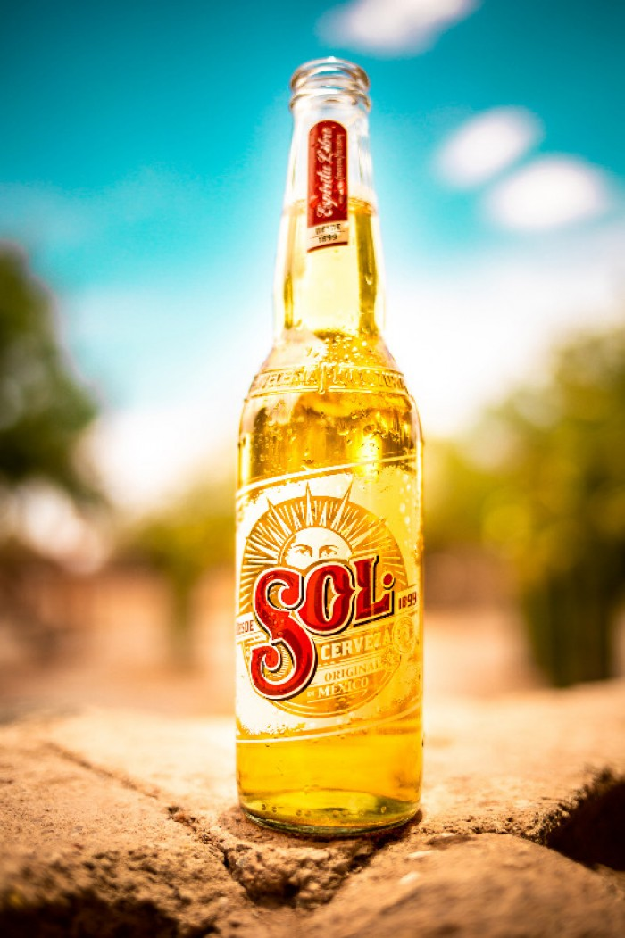 Vỏ chai bia Sol trong suốt, màu bia vàng tươi, được làm từ nguồn nước tinh khiết tại đỉnh núi cao nhất của Mexico
