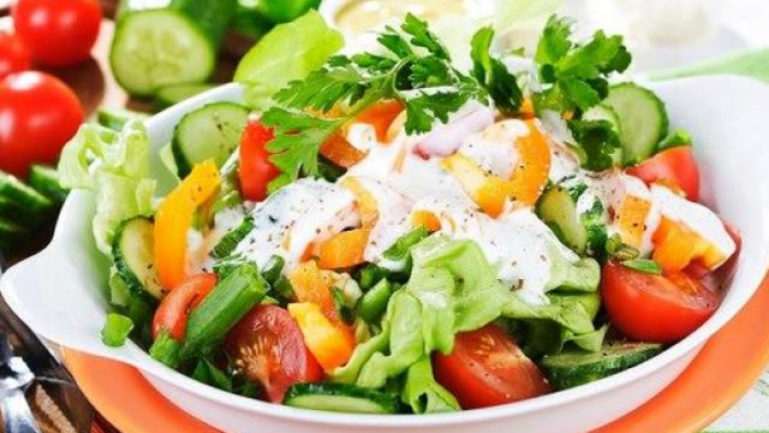 Sữa chua để sẵn trong tủ mát khiến đĩa salad của bạn ngon hơn