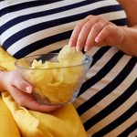 Bà bầu ăn snack được không?