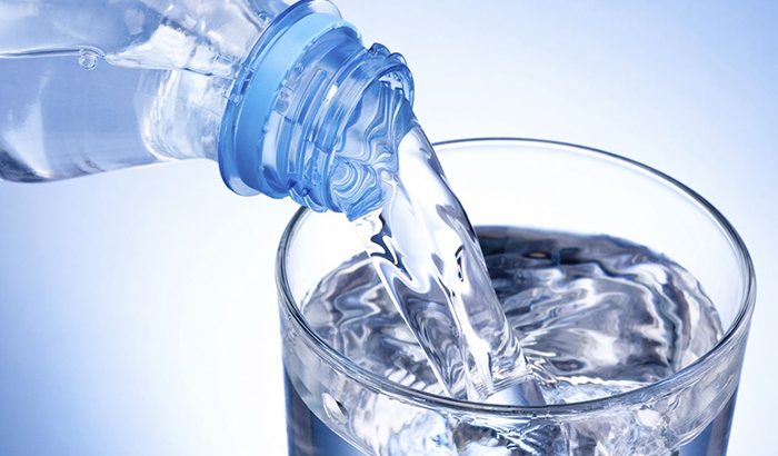 Nên uống nước khoáng hay nước tinh khiết, loại nào tốt nhất?