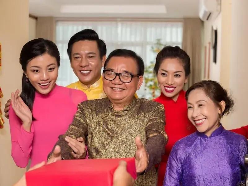 Tặng hộp quà Tết cho gia đình, họ hàng